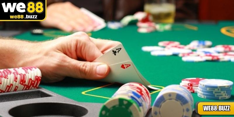 Bốn vòng cược trong bài poker để tìm ra người thắng cuối cùng